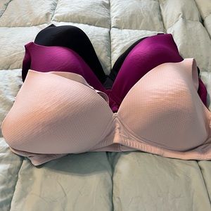 Like new Warner Bras so 40c (pale pink, magenta, black) wire free bras.